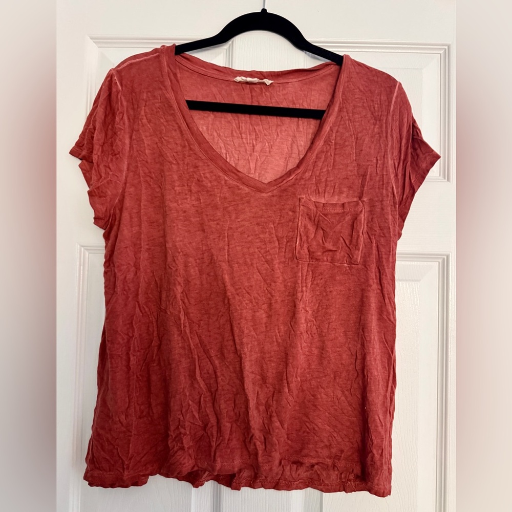 Jane and Delancy Women's V-Neck Tee - Rust color, size XL